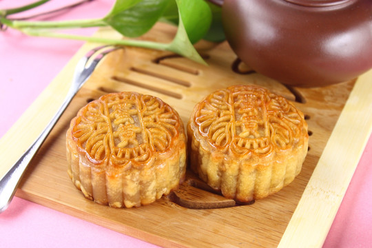 中秋蛋黄月饼包装盒素材