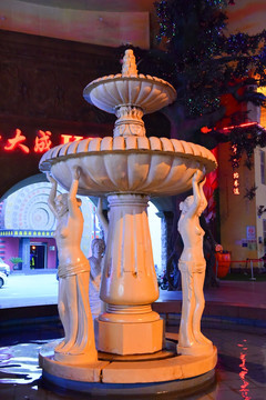 喷泉内的雕像