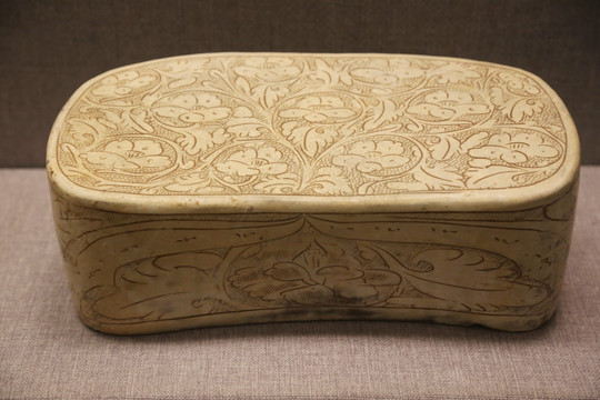 宋代珍珠地牡丹纹瓷枕