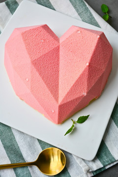 粉色心形慕斯蛋糕