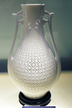 瓷瓶
