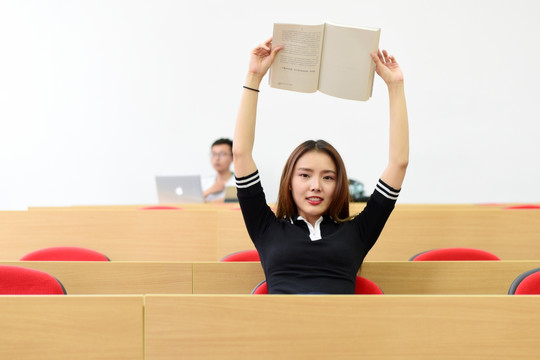 举着书的女学生