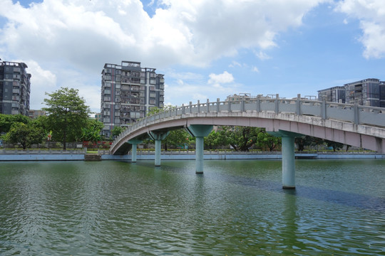 跨湖桥梁