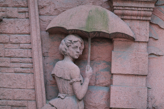 撑伞的姑娘雕塑