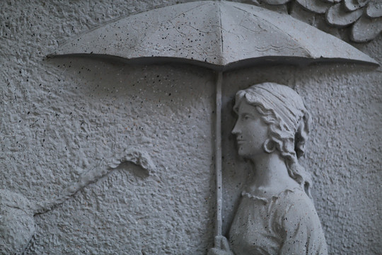 撑伞的姑娘雕塑