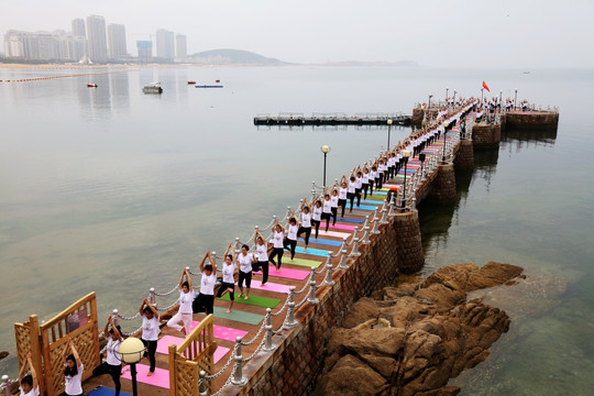 海滨栈桥上的瑜伽表演