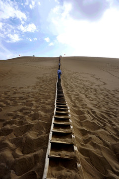 鸣沙山天梯