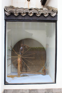 古代纺织工具展示橱窗