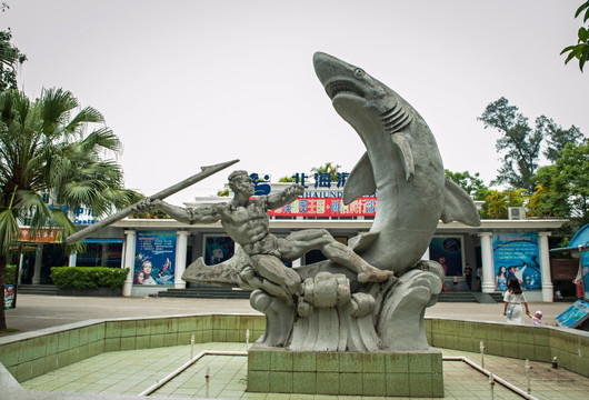 人鲨大战 雕塑
