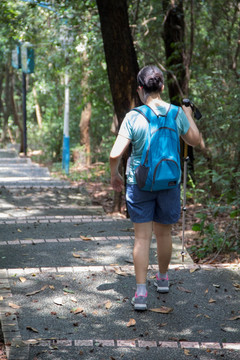 户外徒步登山下山健步行女性