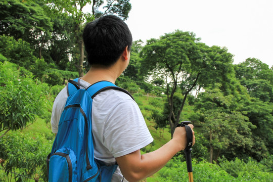 户外登山徒步驻足休息健步行男性