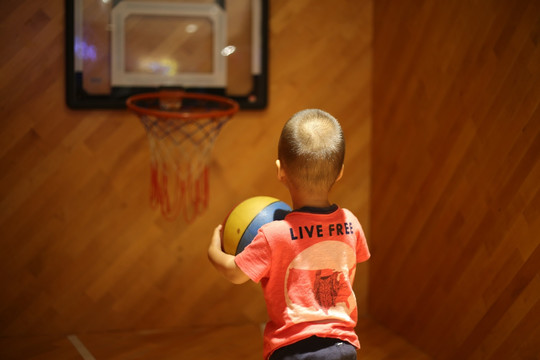 儿童篮球背影