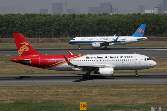 飞机滑行 深圳航空和南方航空