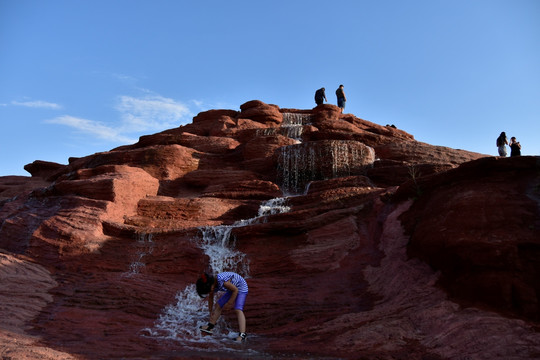 小孩玩水，红岩流水