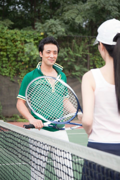 户外打网球的年轻人