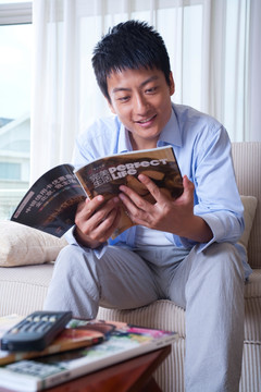 年轻男人看杂志