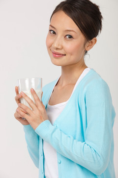 年轻女人喝牛奶