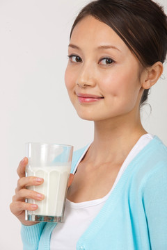 年轻女人喝牛奶