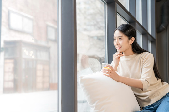 青年男女午后休闲时光