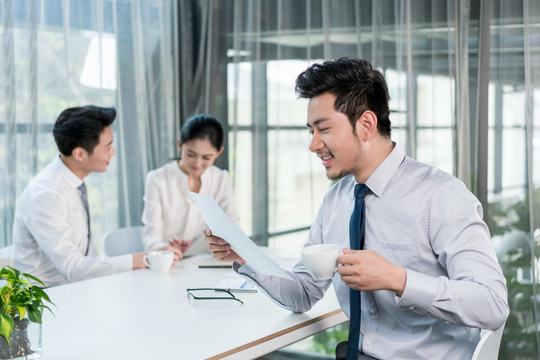 商务人士在会议室开会