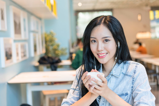 年轻女子享受休闲时光