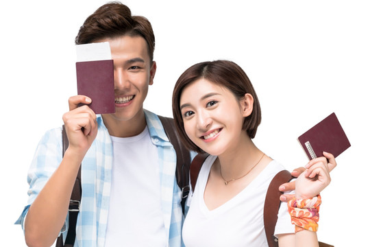 快乐的年轻情侣拿着护照去旅行