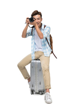 年轻男子带着相机去旅行