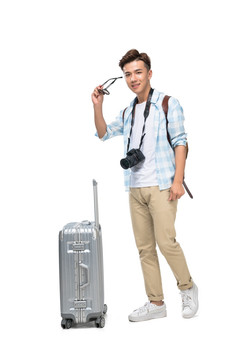 年轻男子带着相机去旅行