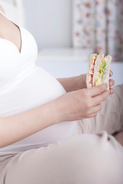 孕妇健康饮食主题孕妇在家吃三明治