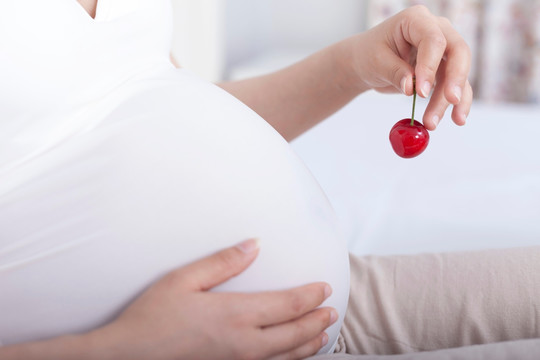 孕妇健康饮食主题孕妇拿着樱桃