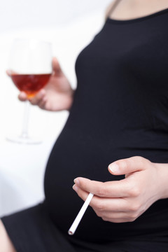 孕妇不健康的饮食习惯孕妇拿着烟酒