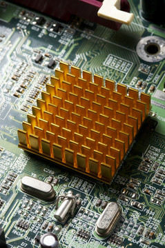 芯片散热器和电子线路板