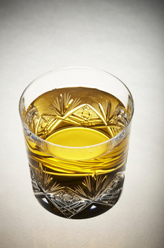 盛着威士忌的水晶玻璃酒杯