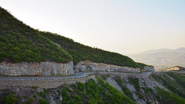 山岭上弯曲的道路