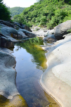 山谷中岩石上的河流