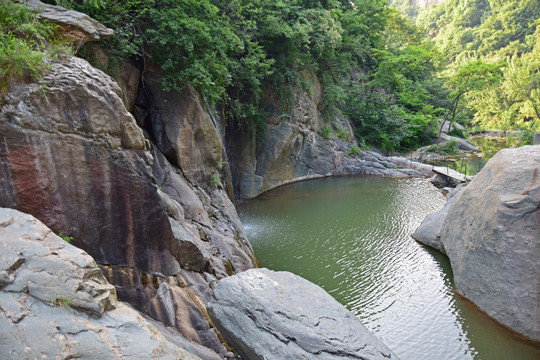 山谷中的水潭和岩石