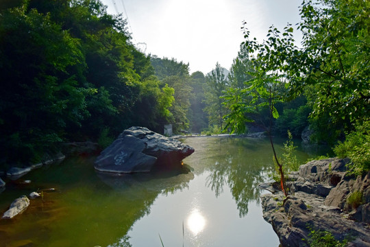 斜阳中的山谷风景