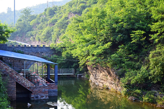 山谷河水边的餐厅