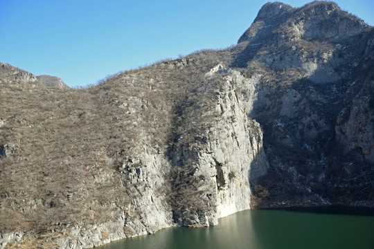 冬季的山峰和湖水