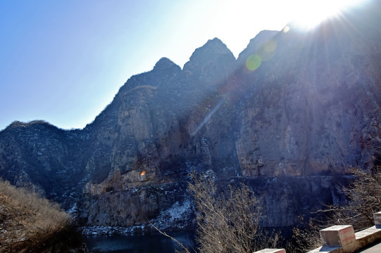 阳光里的群山风景