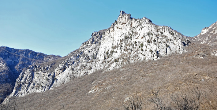 山坡上的断崖山峰