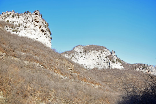 冬天的石头山峰图片