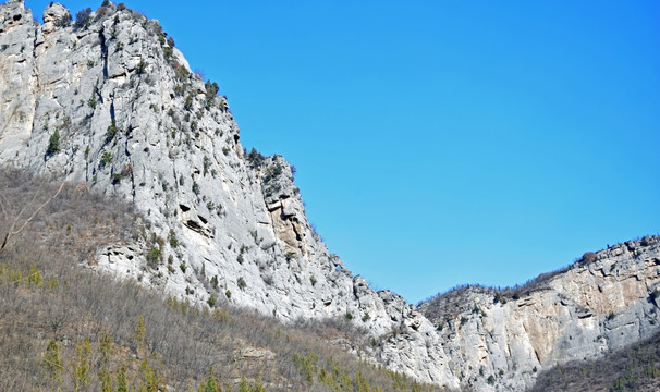 蓝天下的断崖山峰