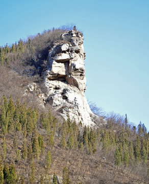 山岭上的石头山峰