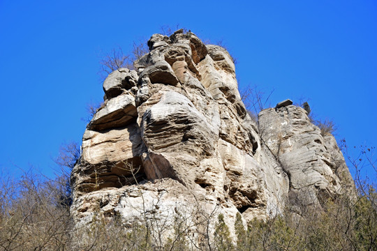 突兀的岩石山岭图片