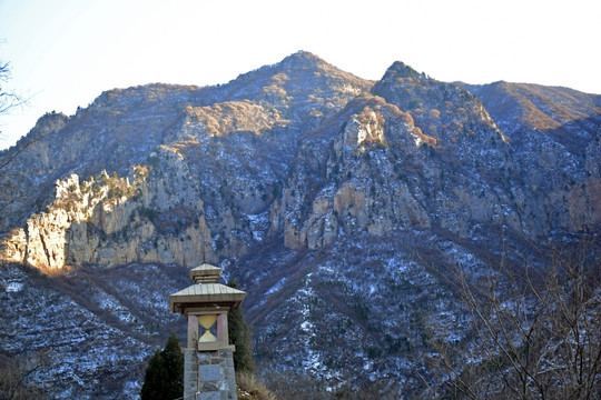 斜阳中的群山