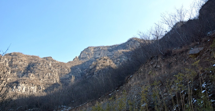 阳光中的大山风景