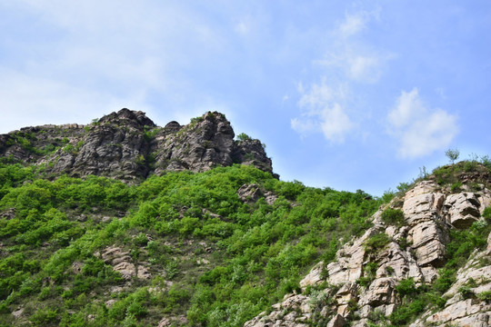 高耸的岩石山岭