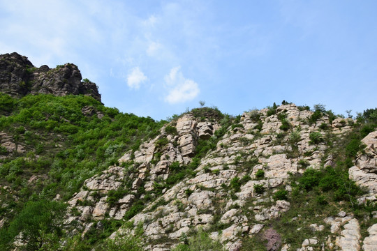 蓝天下的石头山岭