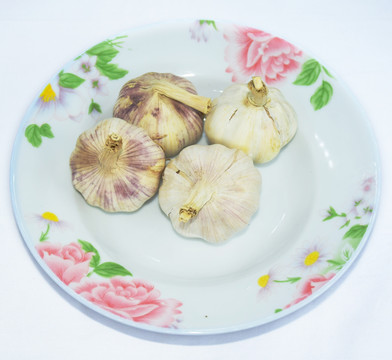 瓷盘中的大蒜特写图